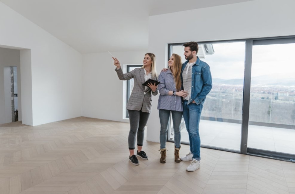 Hubungi Pemilik atau Agen Lalu Ajukan Pertanyaan