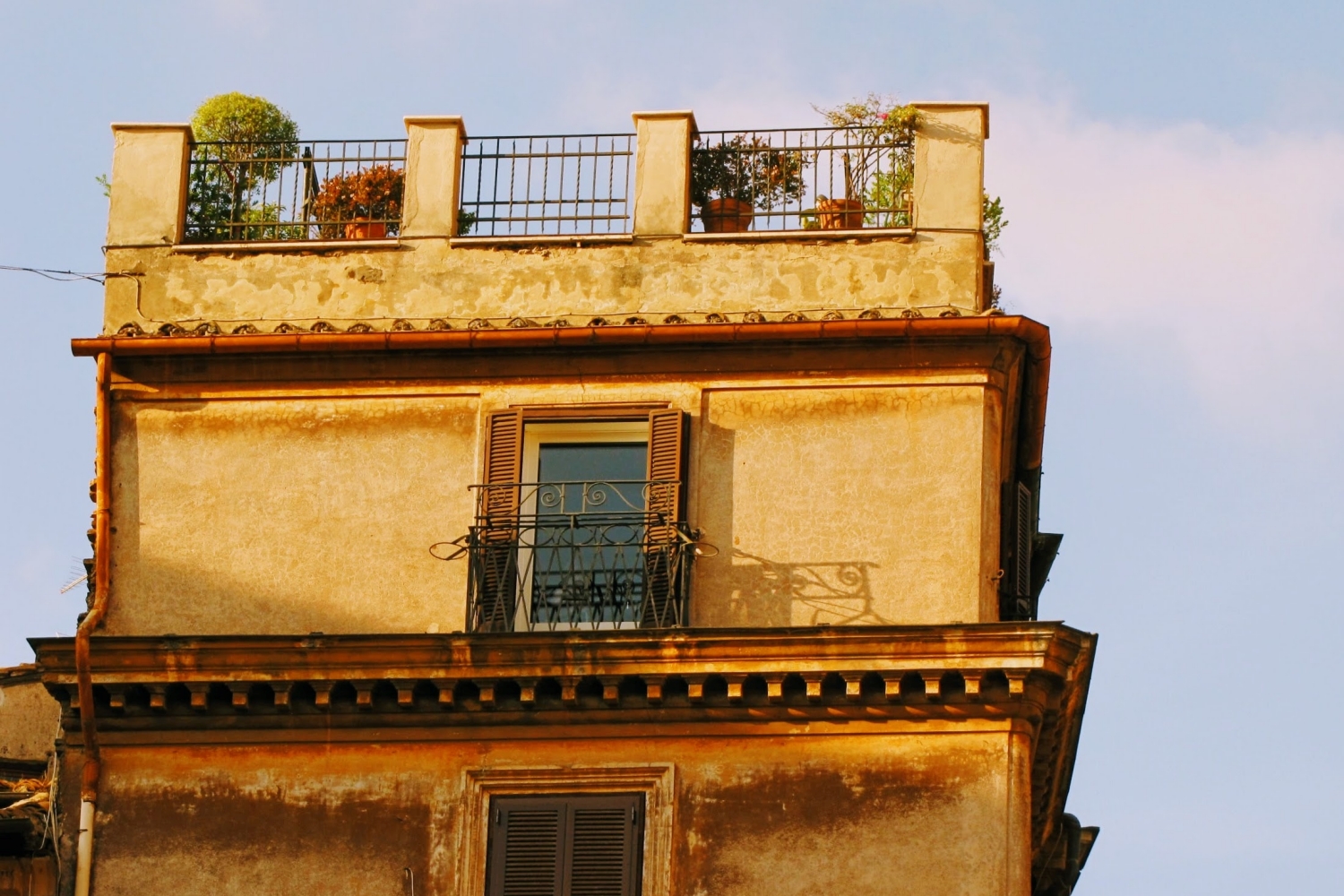 Rumah dengan Balkon Terbuka