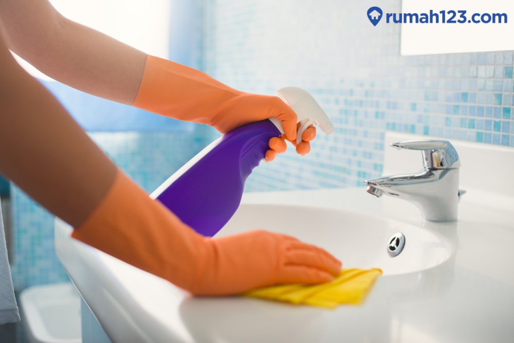 kamar mandi membersihkan kamar mandi