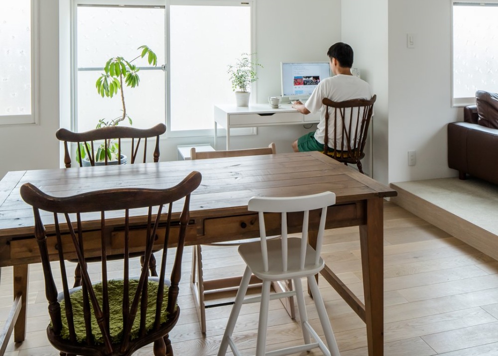 area kerja kecil di ruang makan