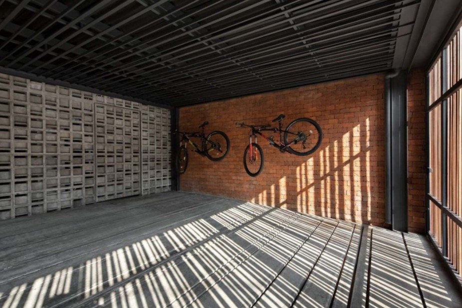 Desain Garasi Industrial yang Minimalis