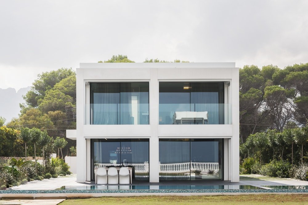 Eksterior Rumah Minimalis dengan Dominasi Warna Putih