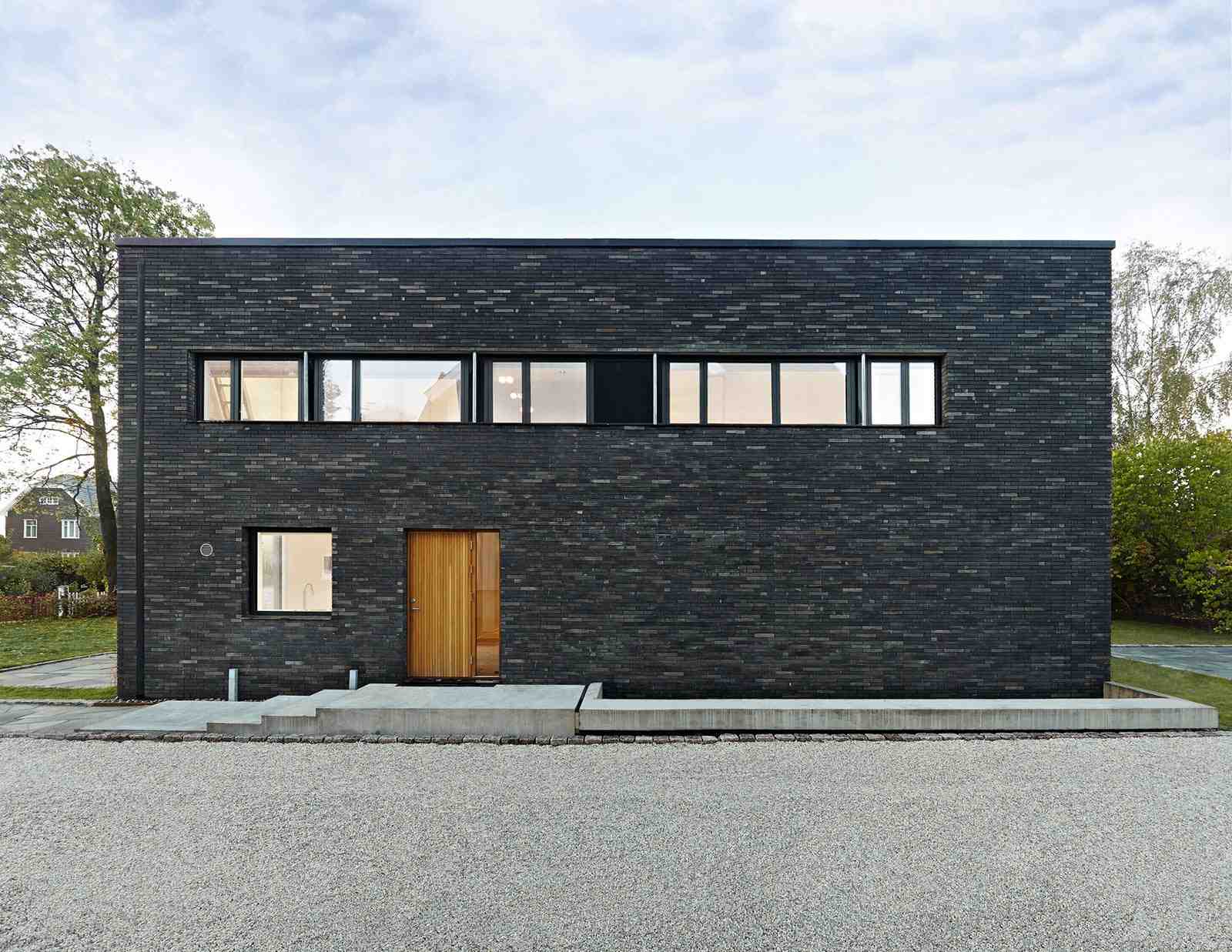Eksterior Rumah Minimalis dengan Material Batu Alam