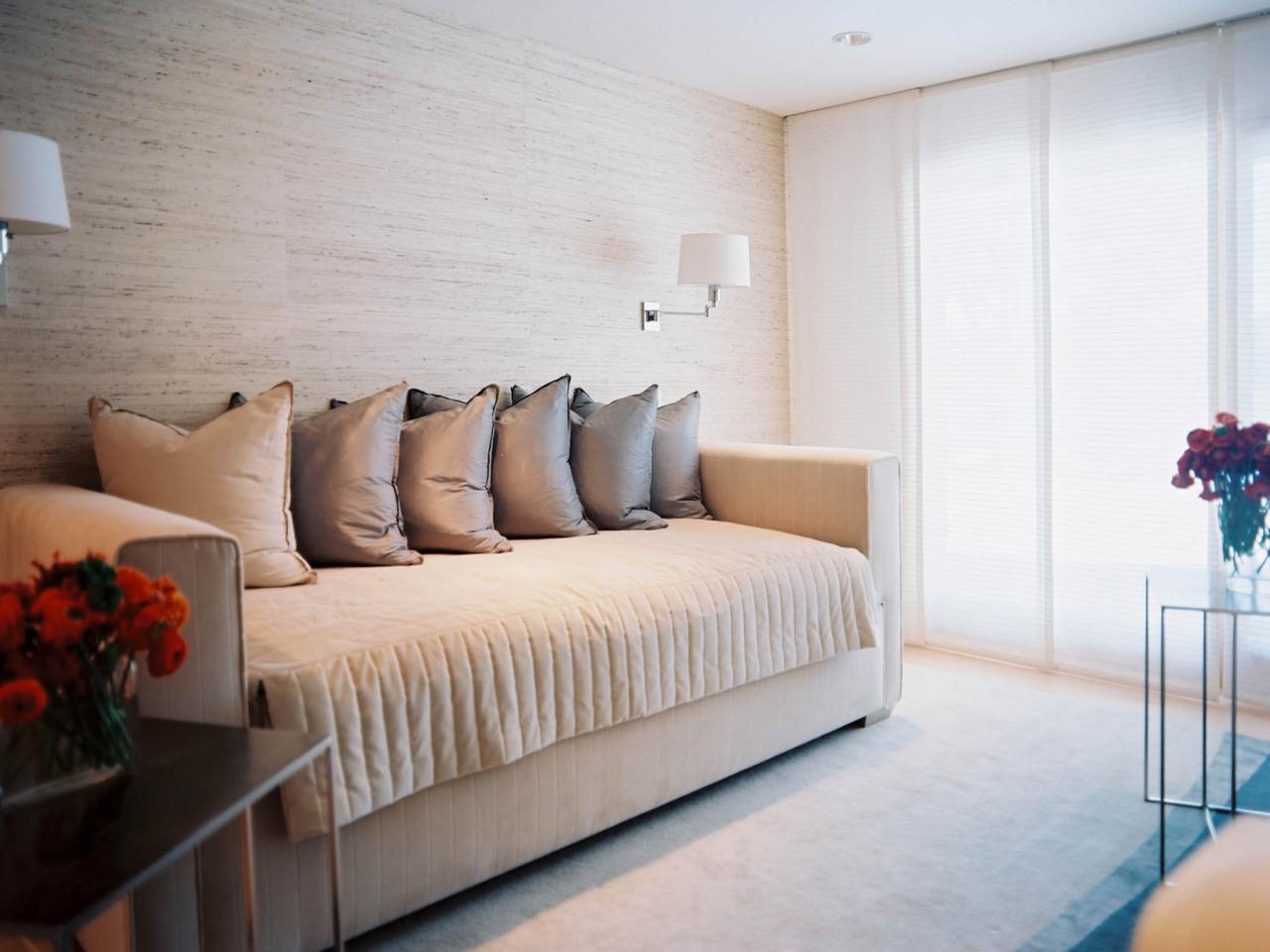 Ruang Santai dengan Banyak Bantal