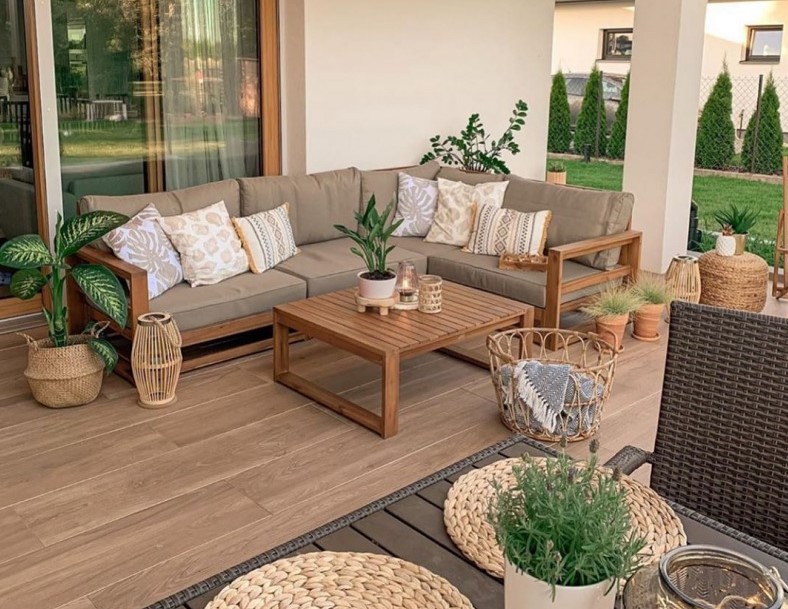 Teras Ruang Tamu dengan Kursi Sofa