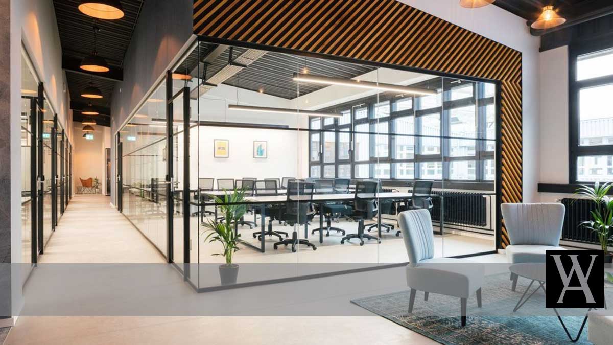 Kantor Modern dengan Partisi Kaca