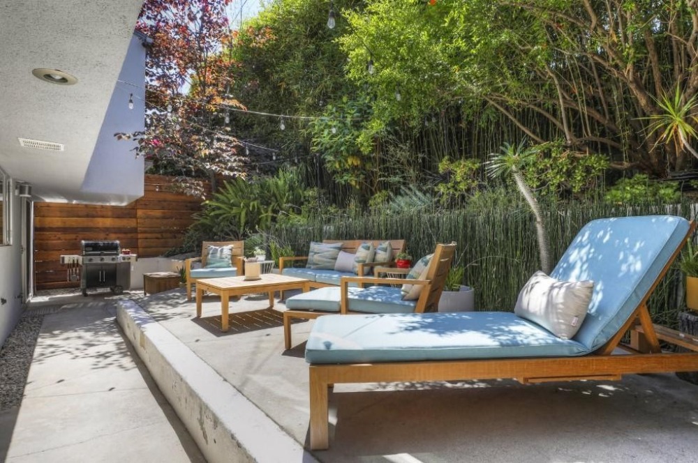 taman-tropis-belakang-rumah