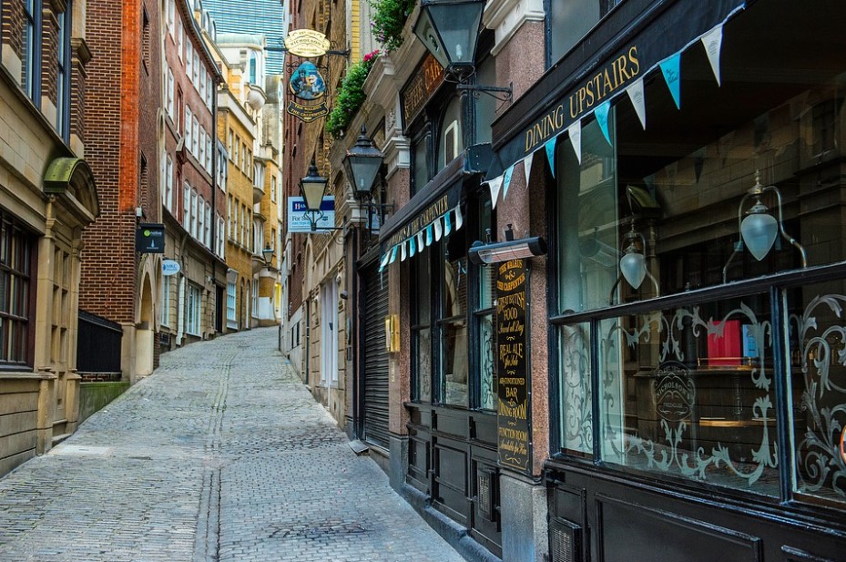 Memilih lokasi usaha berdekatan dengan competitor Memilih lokasi usaha berdekatan dengan competitor