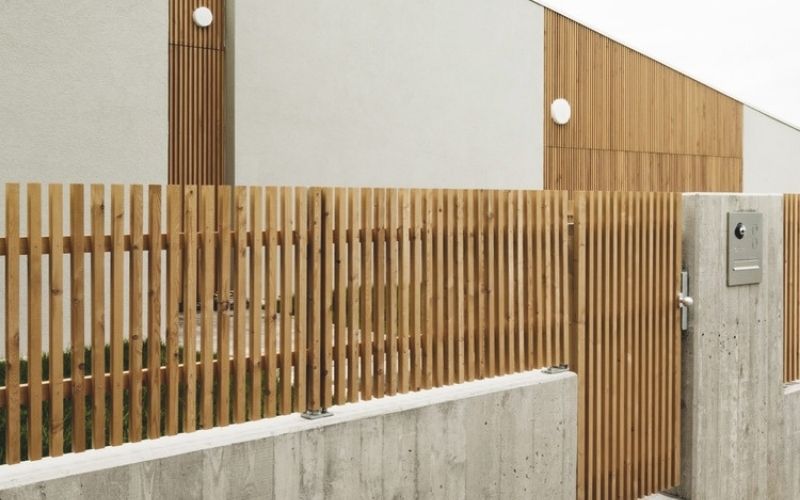 10 Ide Pagar Minimalis Kayu, Tampilan Eksterior Rumah Jadi Lebih Cantik