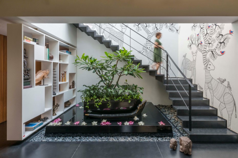 ruang terbuka di samping tangga