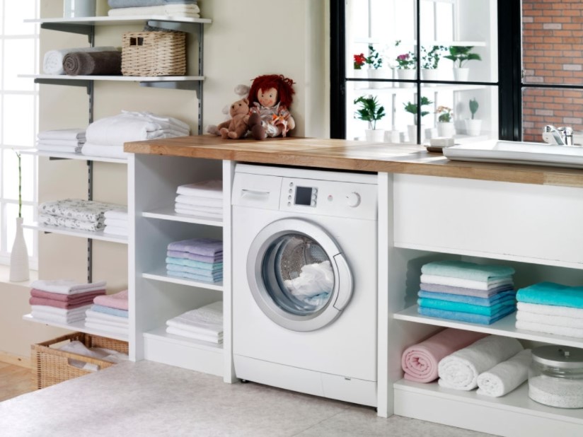 Ruang Laundry Menyatu dengan Lemari Pakaian Minimalis Laundry Room Minimalis dengan Rak Pakaian
