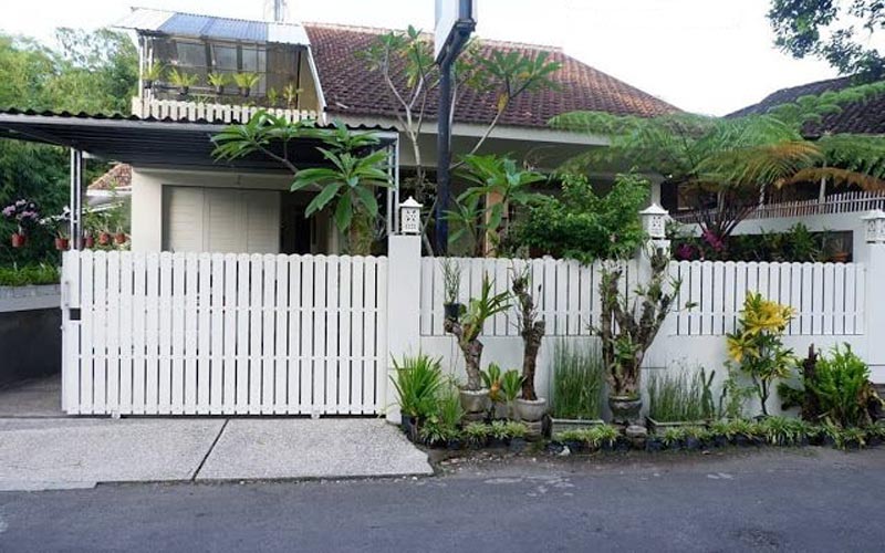 12 Kombinasi Warna Cat Pagar Rumah Paling Aesthetic