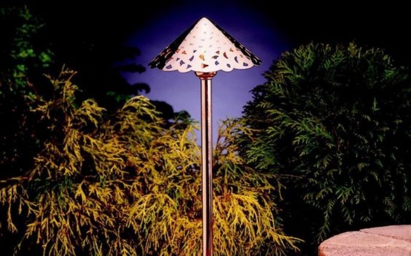 10 Model Lampu Tiang Teras, Rumah Lebih Cantik & Bernuansa Romantis