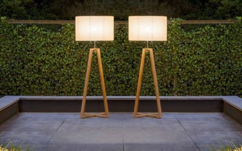10 Model Lampu Tiang Teras, Rumah Lebih Cantik & Bernuansa Romantis