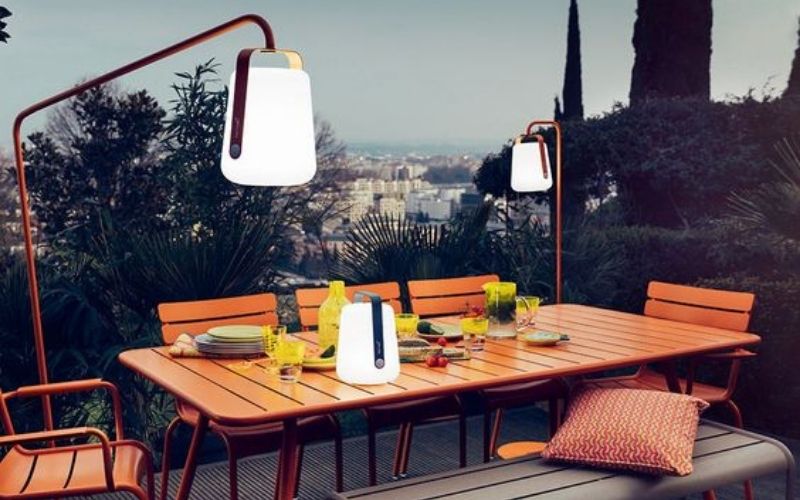 10 Model Lampu Tiang Teras, Rumah Lebih Cantik & Bernuansa Romantis