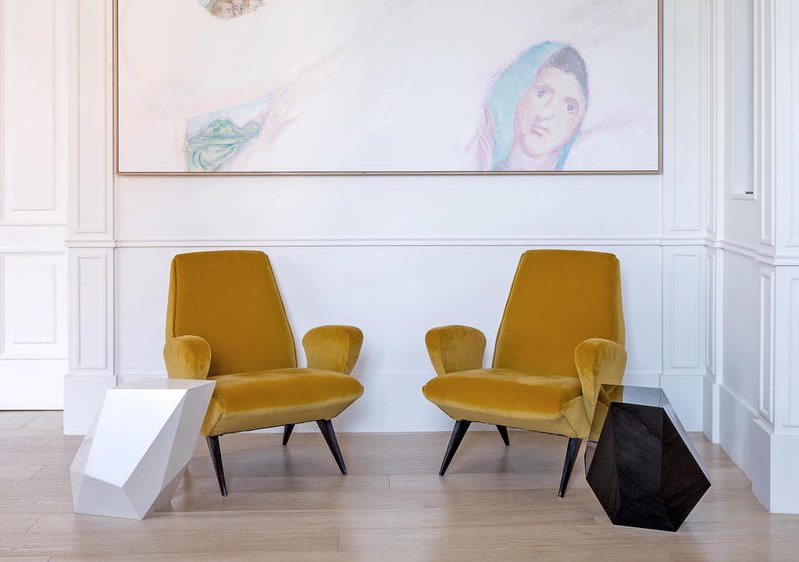 Desain Koridor Rumah dengan Kursi Mustard Desain Koridor Rumah dengan Kursi Mustard