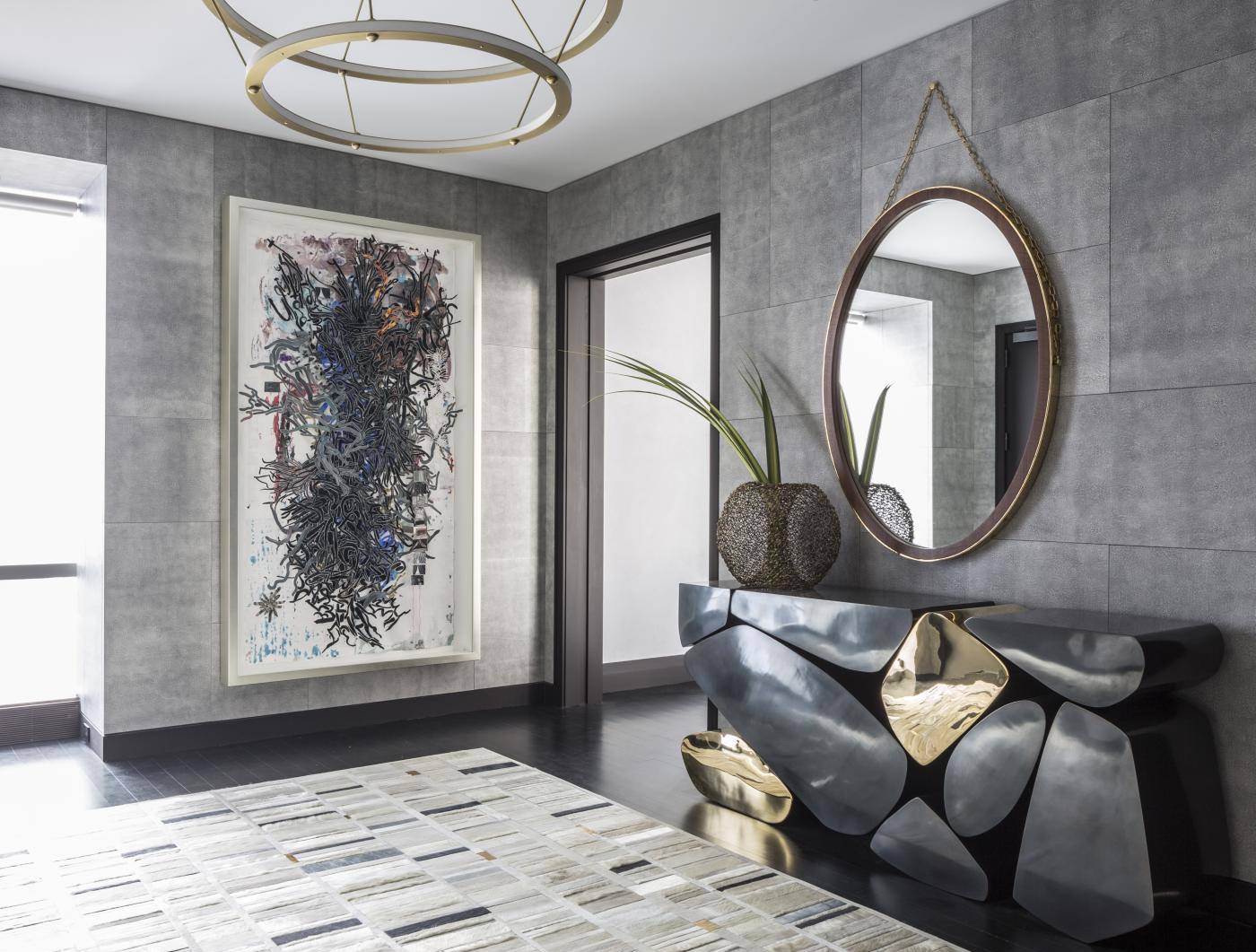 Desain Koridor Rumah dengan Nuansa Gelap