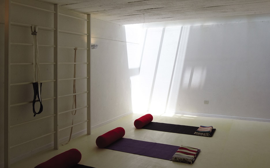 Desain Rumah Semi Basement dengan Ruang Yoga Desain Rumah Semi Basement dengan Ruang Yoga