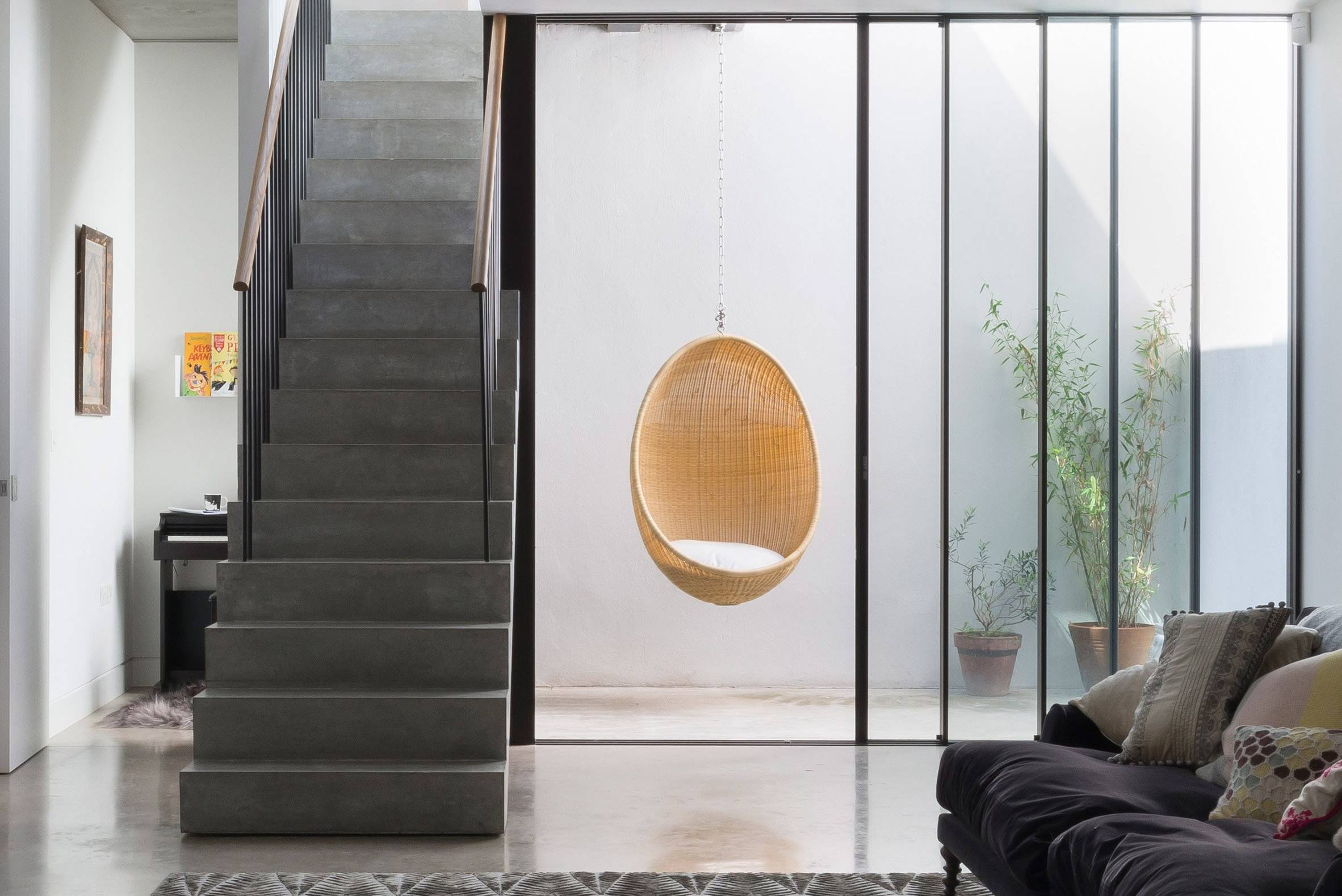 Rumah Semi Basement dengan Nuansa Terang Rumah Semi Basement dengan Nuansa Terang