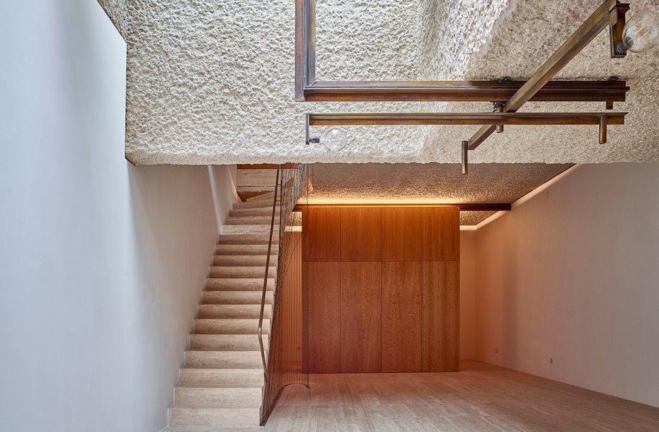 Rumah Semi Basement dengan Pintu Geser Rumah Semi Basement dengan Pintu Geser