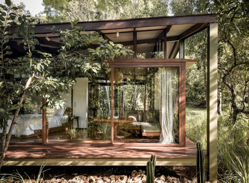 Model rumah panggung dengan jendela berukuran lebar Model rumah panggung dengan jendela berukuran lebar