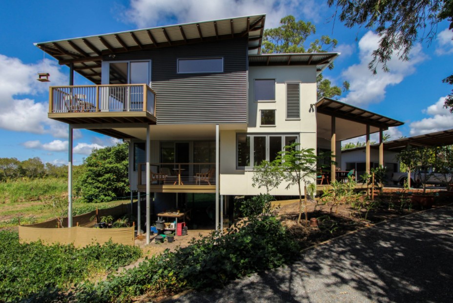 Rumah panggung sederhana namun tetap modern Rumah panggung sederhana namun tetap modern