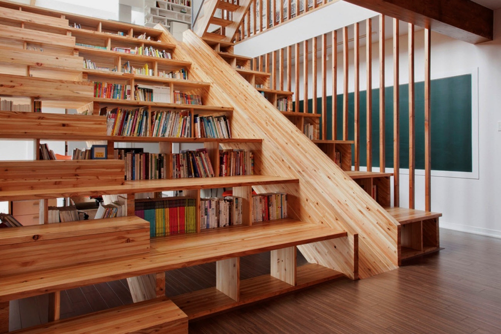 Desain Perpustakaan Mini di Area Tangga Desain Perpustakaan Mini di Area Tangga