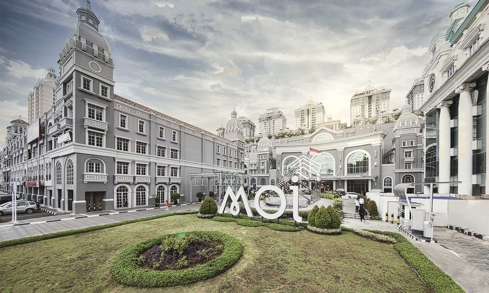 Berdiri di Atas Pusat Perbelanjaan Ternama Berdiri di Atas Pusat Perbelanjaan Ternama