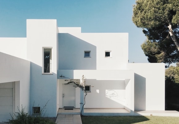 Fasad Seragam dengan Sedikit Jendela Fasad Seragam dengan Sedikit Jendela