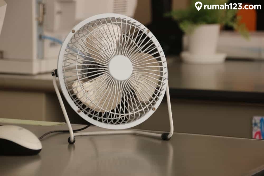 Atur Arah Kipas Angin ke Luar Ruangan Atur Arah Kipas Angin ke Luar Ruangan