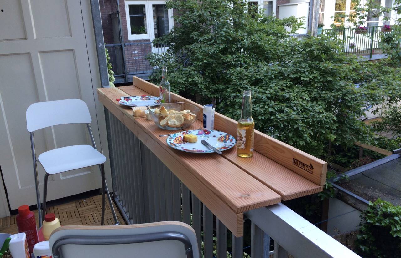 Sulap Pagar Balkon Menjadi Bar untuk Sarapan balkon mini bar