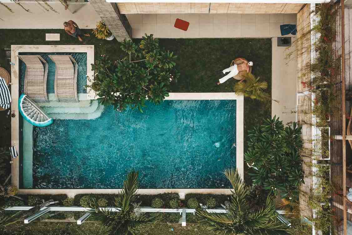 4 Rekomendasi Rumah yang Ada Kolam Renang dan Taman
