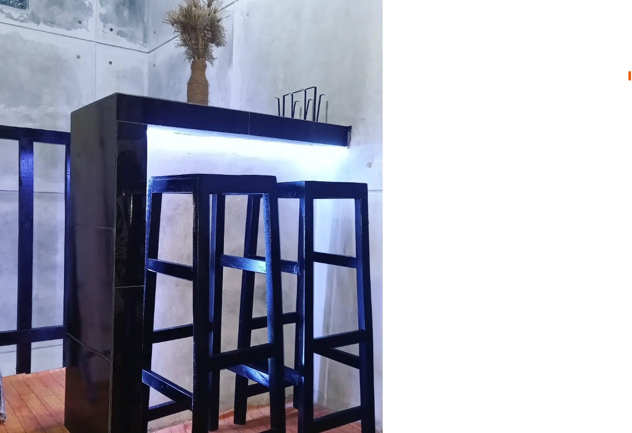 7. Rumah dengan Dapur Mini Bar Bernuansa Gelap