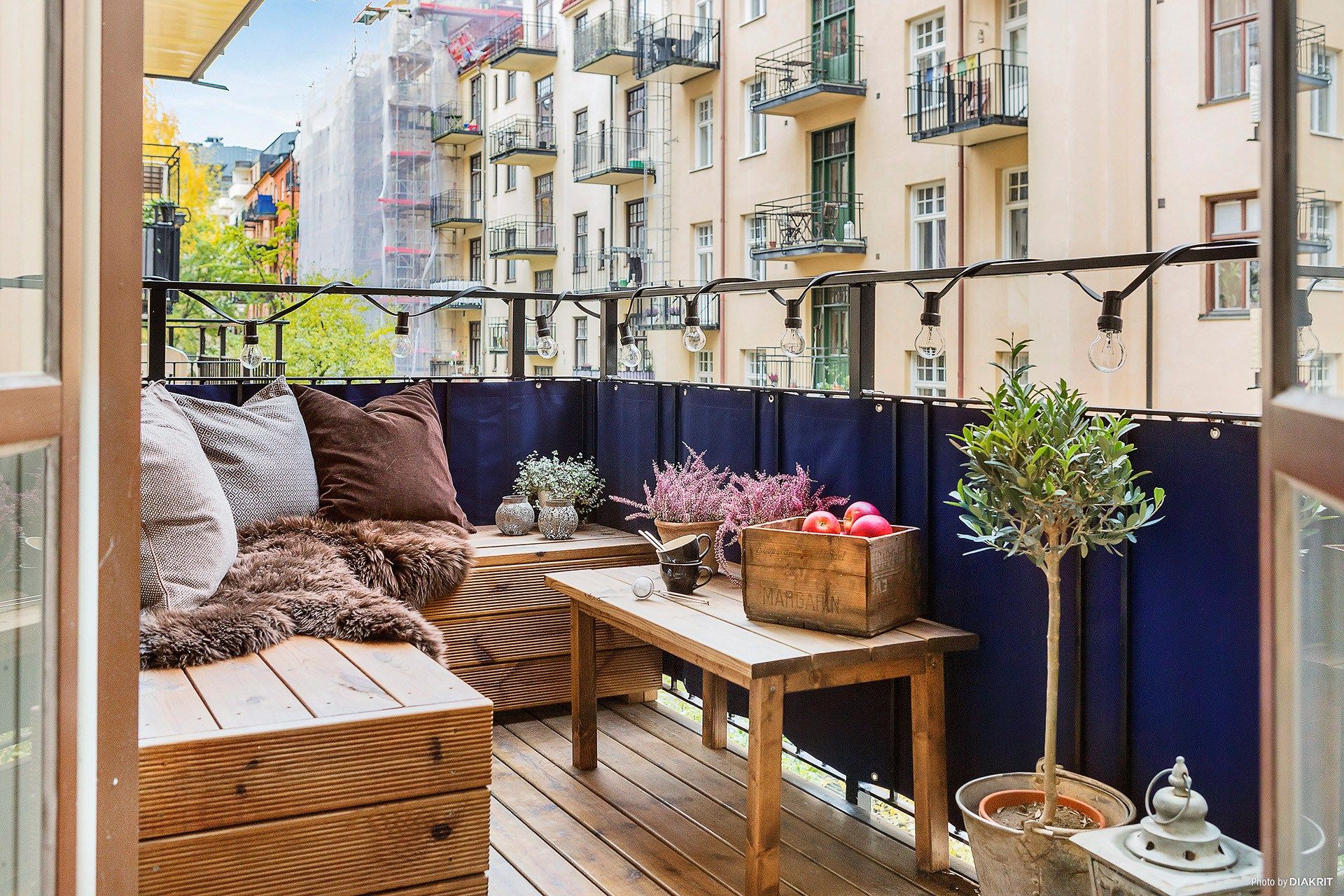 10 Model Balkon Rumah Tingkat Minimalis Buat Tempat Santai