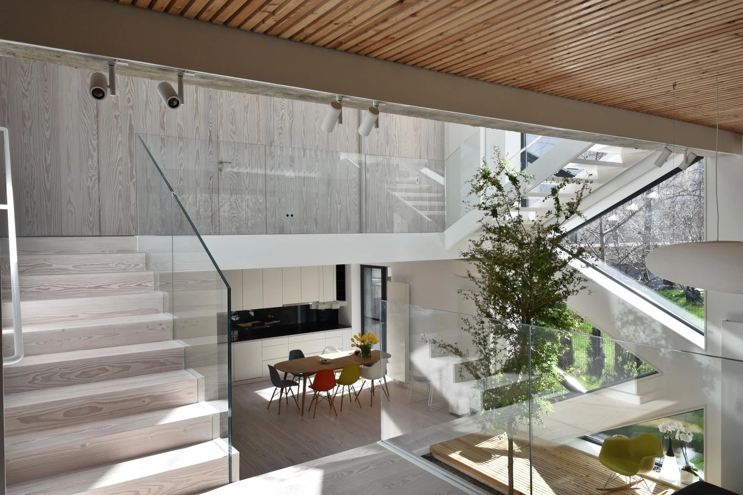 Rumah Satu Setengah Lantai Mewah