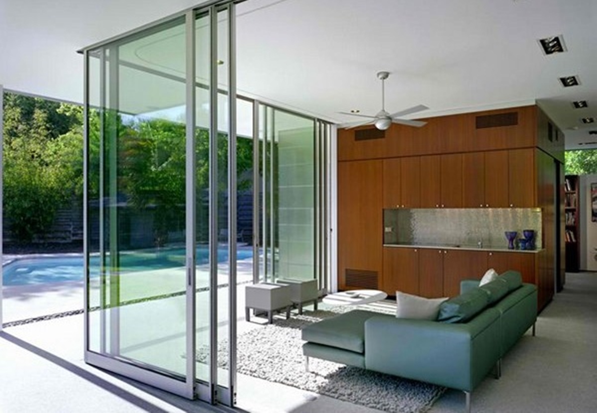 Pintu-Geser-Kaca-di-Bagian-Samping-Rumah