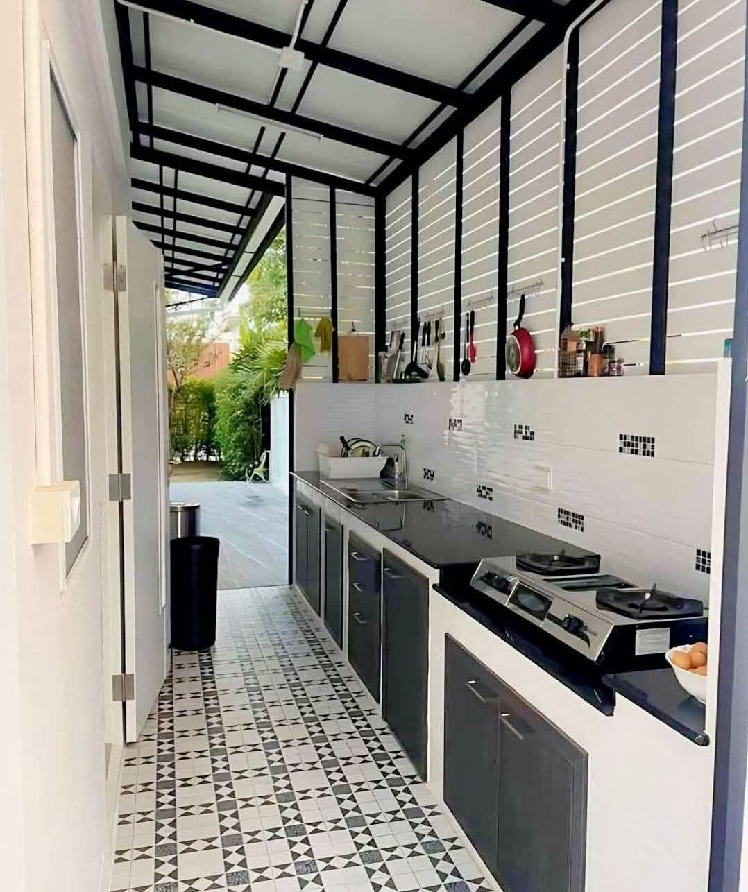 Desain Rumah Pintu Samping dengan Akses ke Dapur