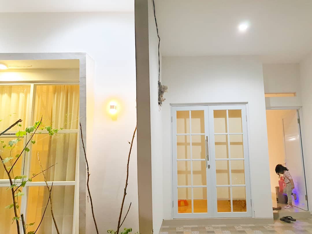 Desain Rumah Pintu Samping Konsep Minimalis Nuansa Putih