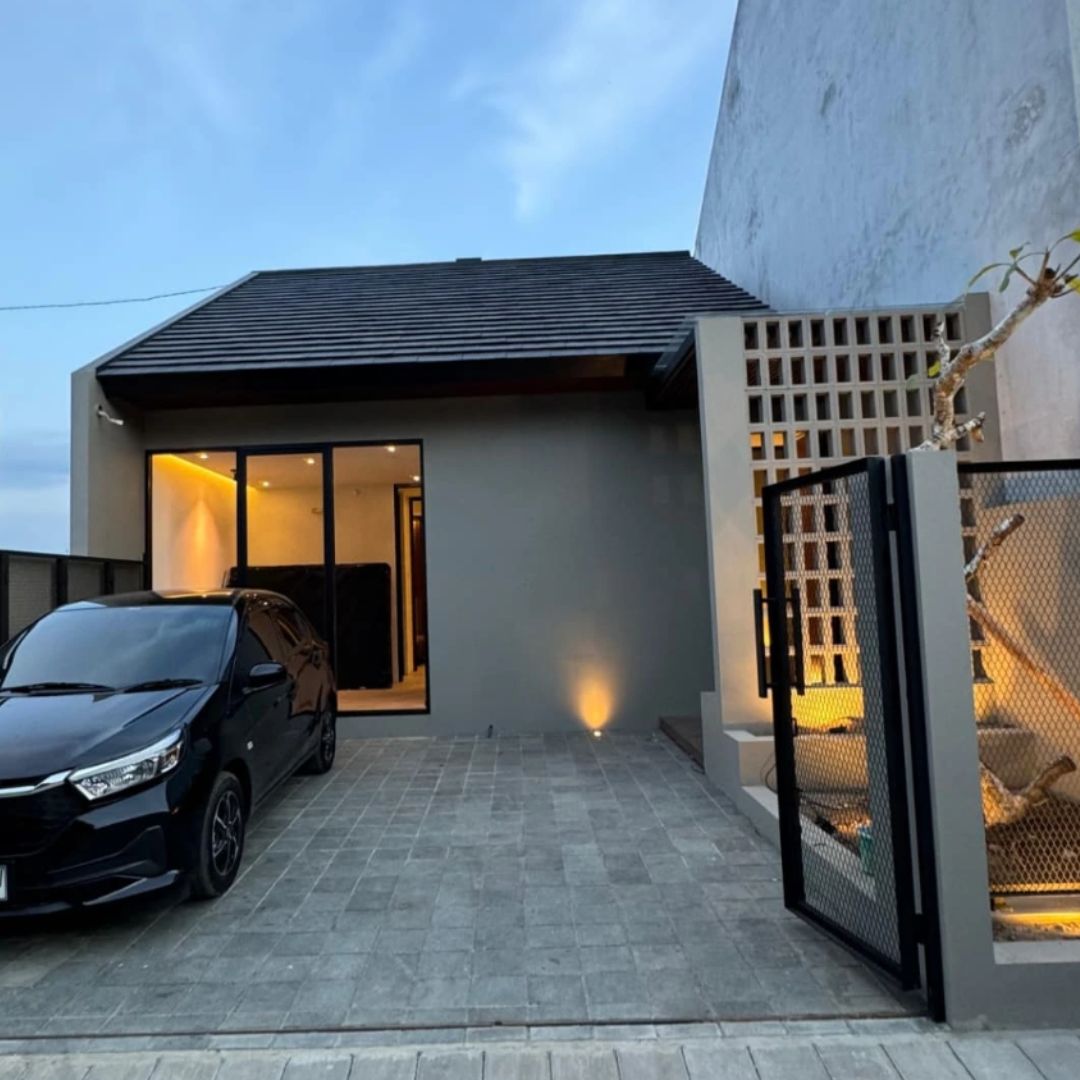 18. Rumah Industrial dengan Carport Lega untuk 2 Mobil