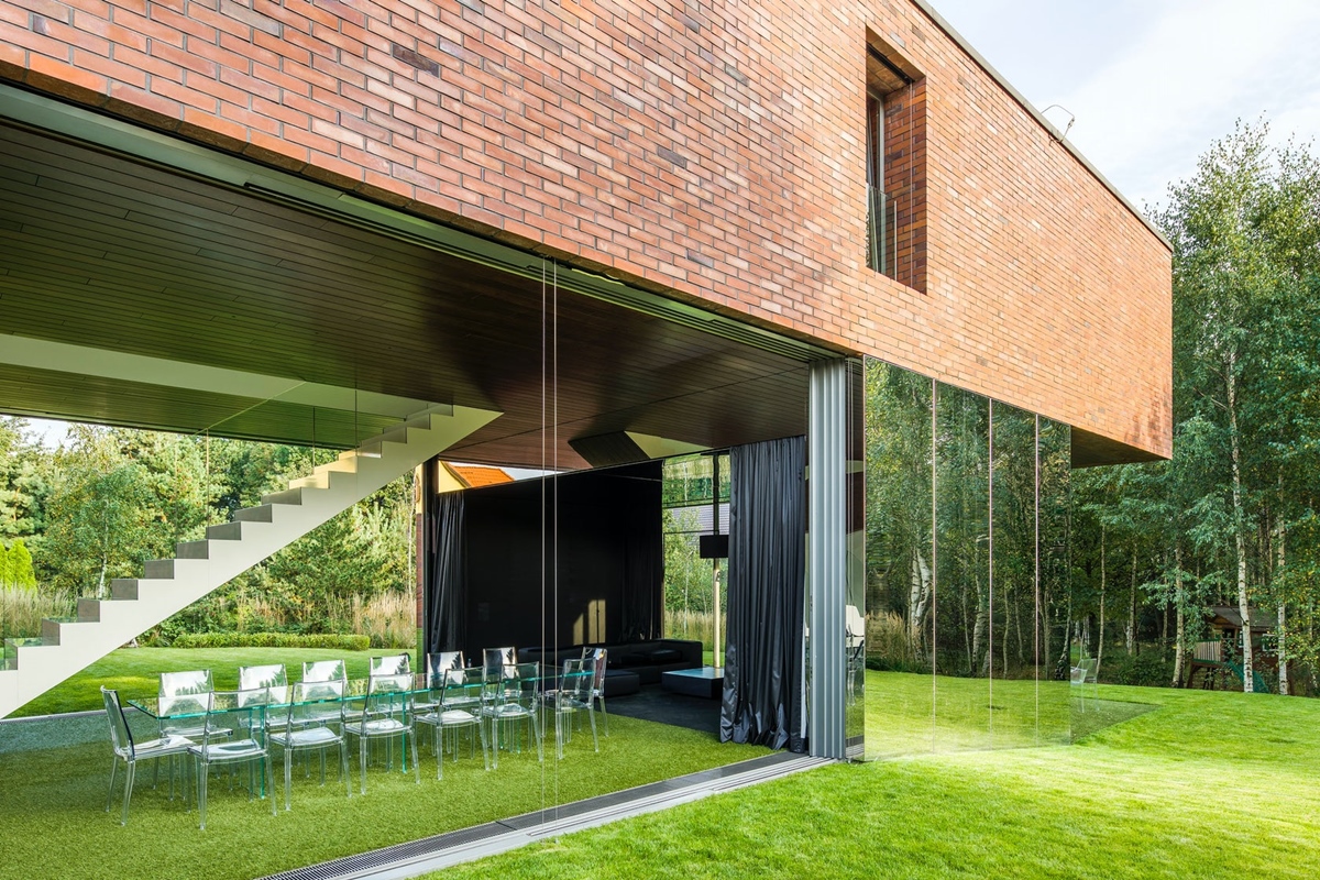 Rumah Konsep Alam dengan Dinding Kaca