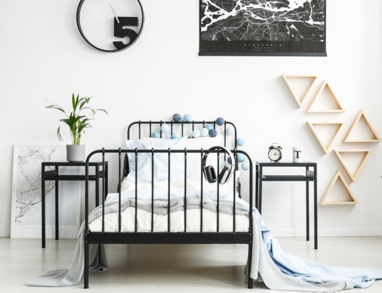 kamar anak laki-laki bertema monokrom
