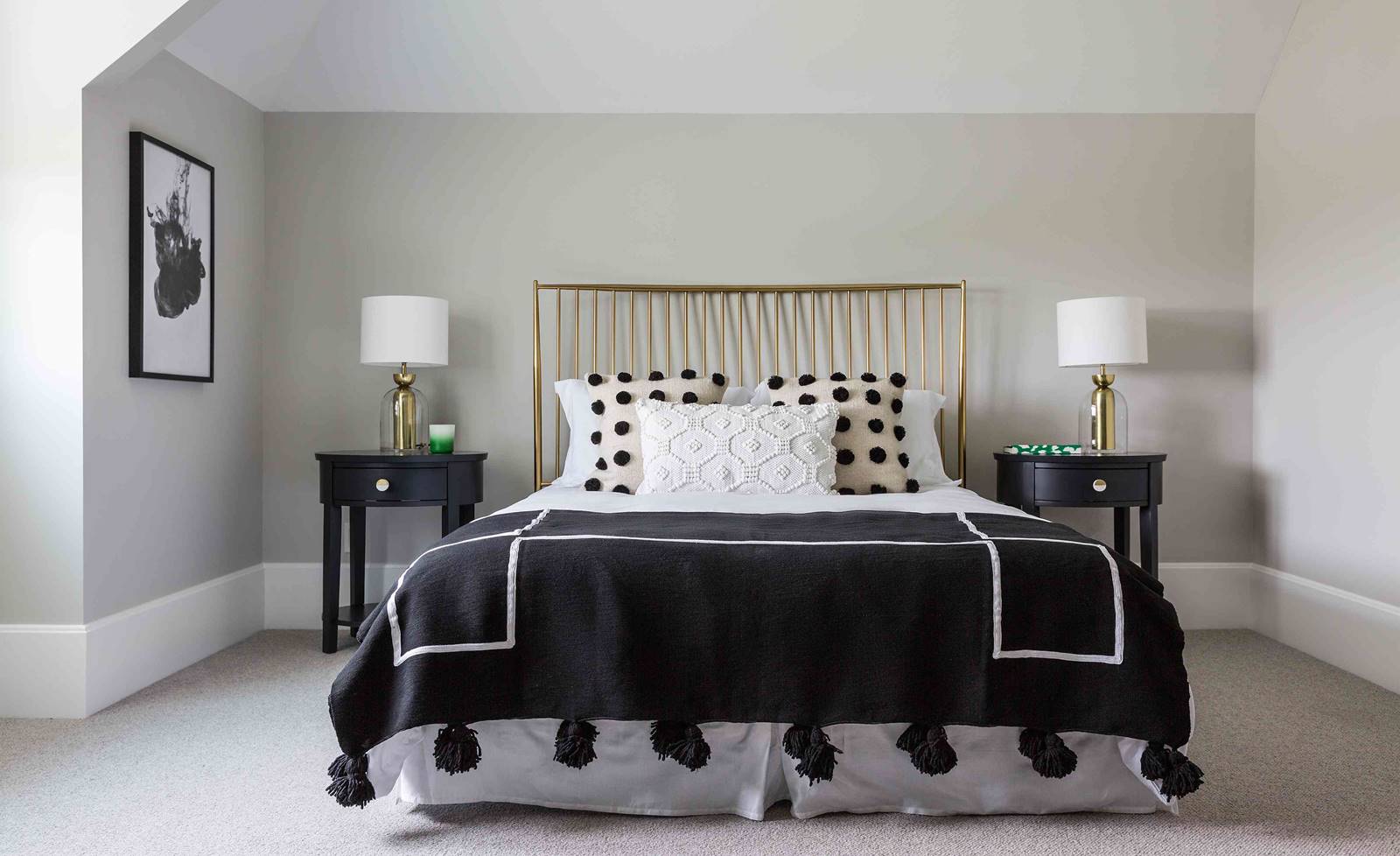 Desain Kamar Monokrom Sederhana dengan Tekstur