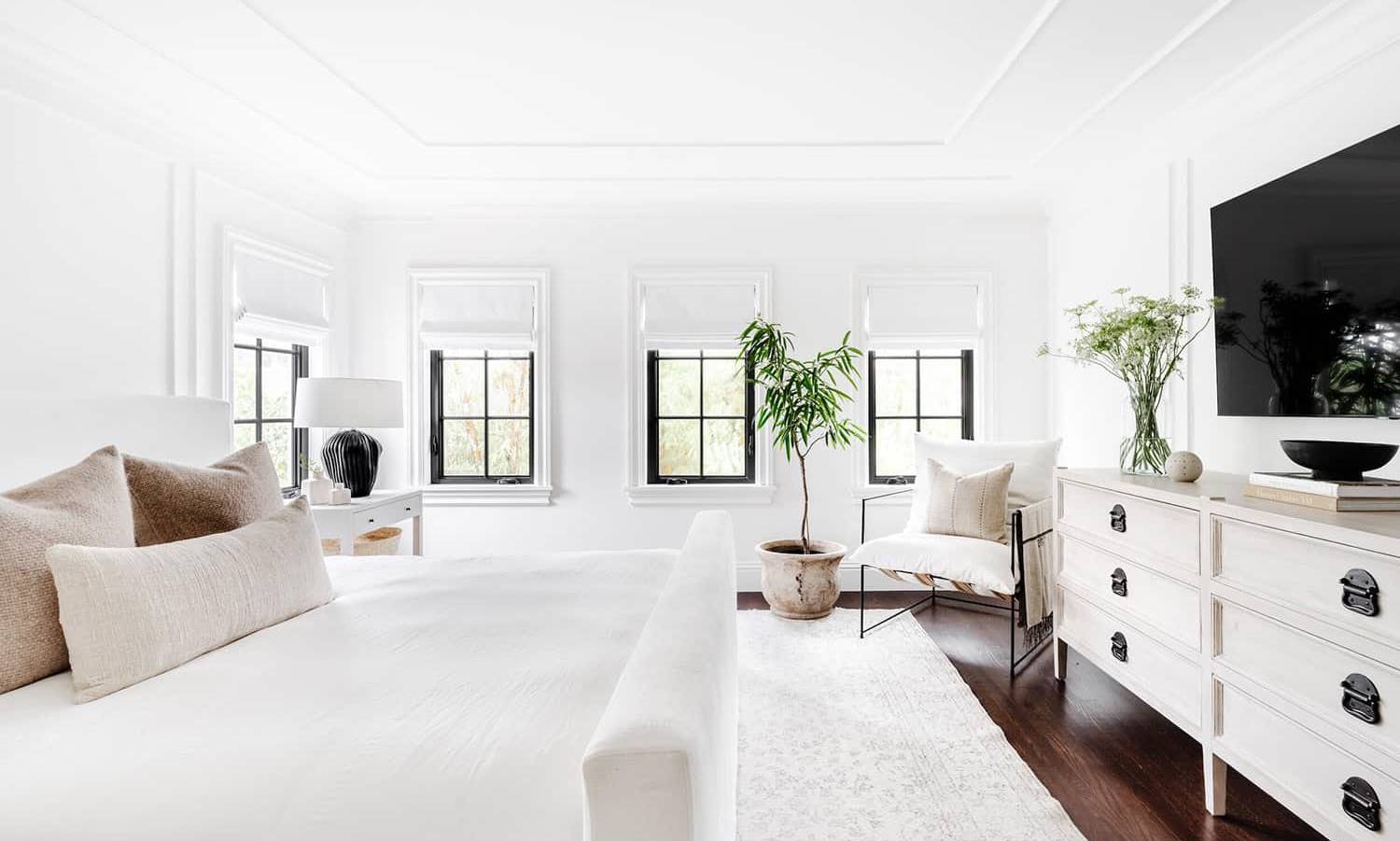 Desain Kamar Tidur Monokrom dengan Pencahayaan Alami