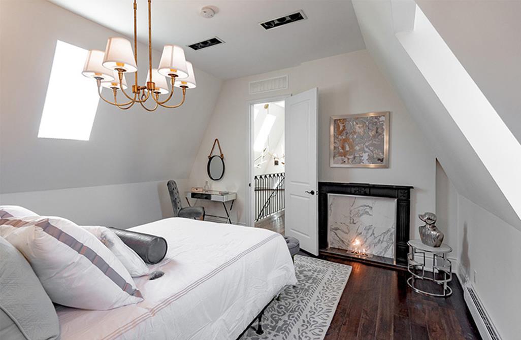 Desain Kamar Tidur Monokrom di Loteng Rumah