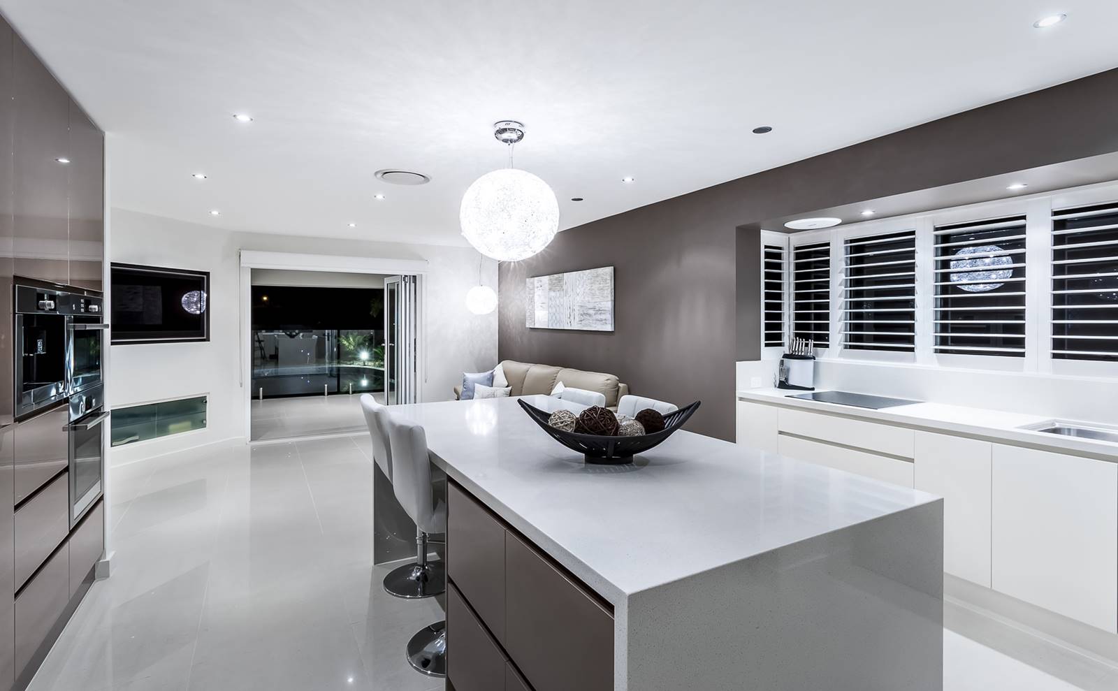 Kombinasi Warna Abu-abu pada Kithen Set Hitam Putih