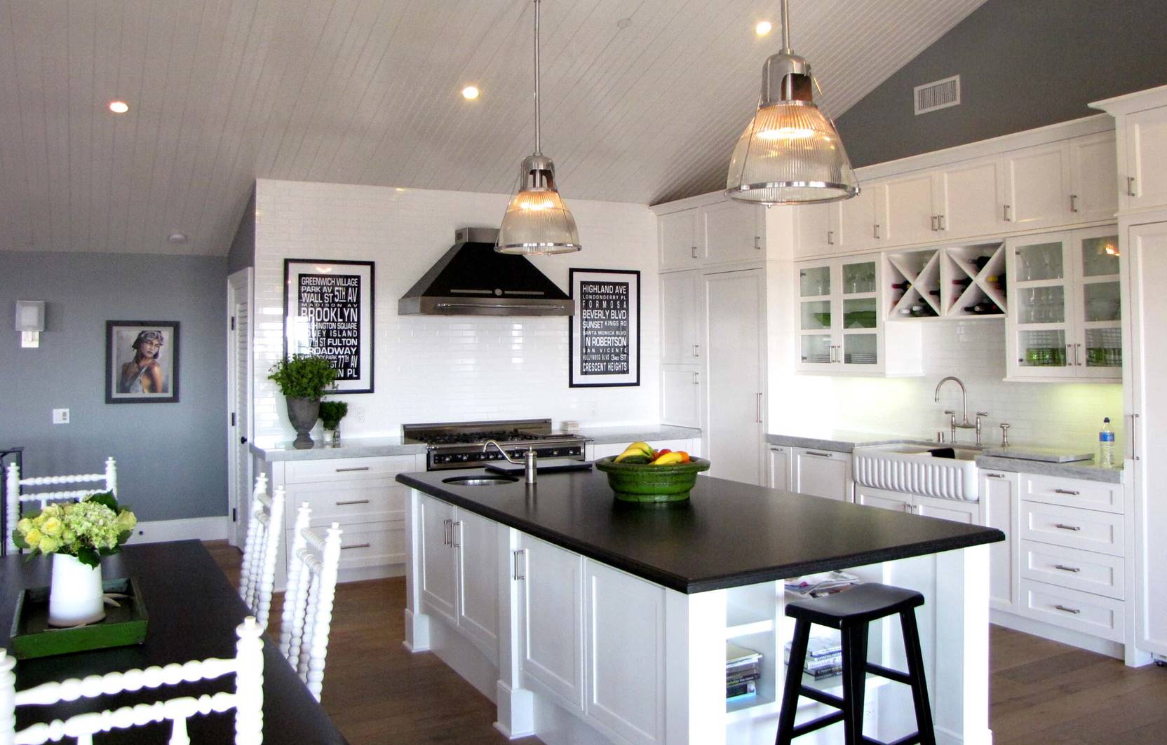 Sentuhan Karya Seni pada Dapur Hitam Putih