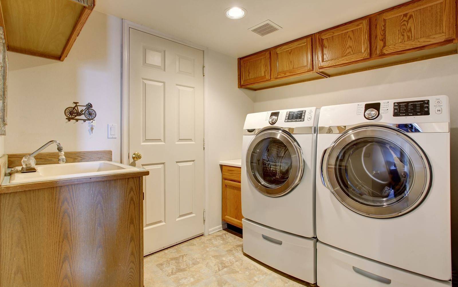 Laundry Room Sederhana dengan Aksen Kayu