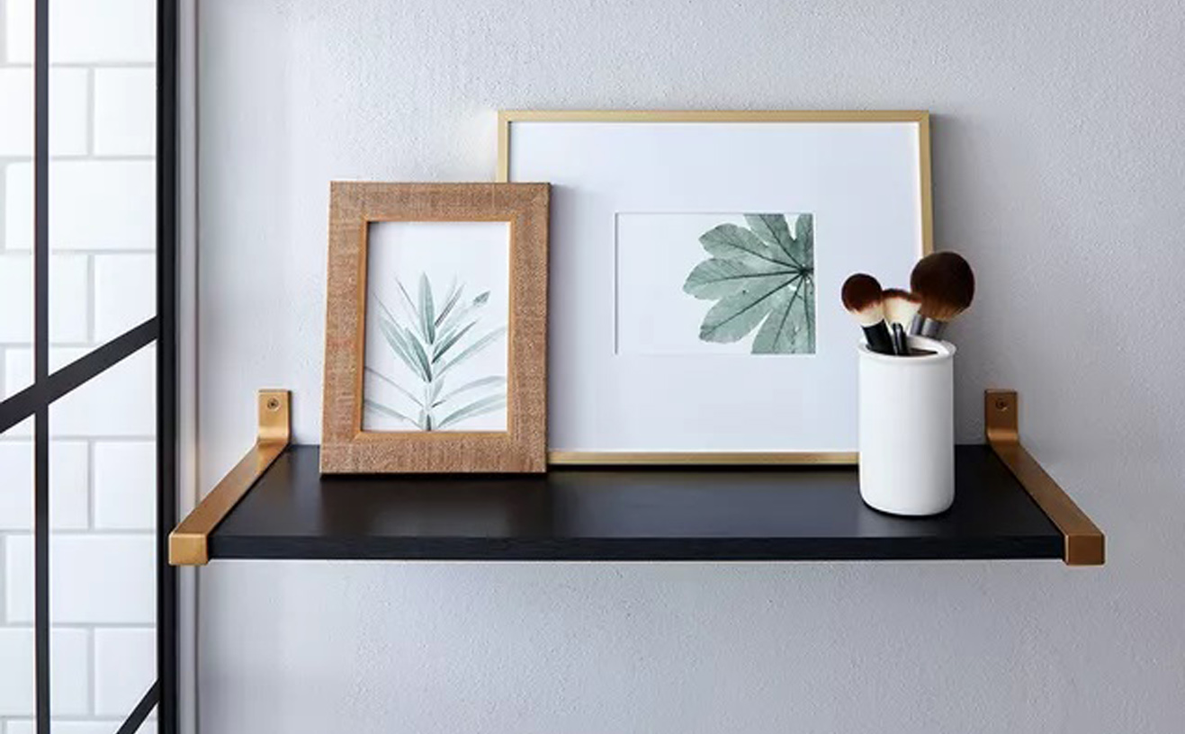 Menerapkan Rak Dinding Sebagai Media Penyimpanan