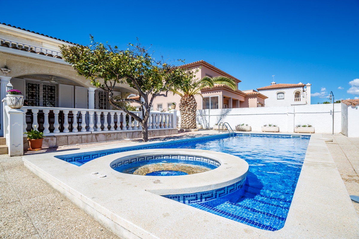 Desain Kolam Renang Modern Mediterania