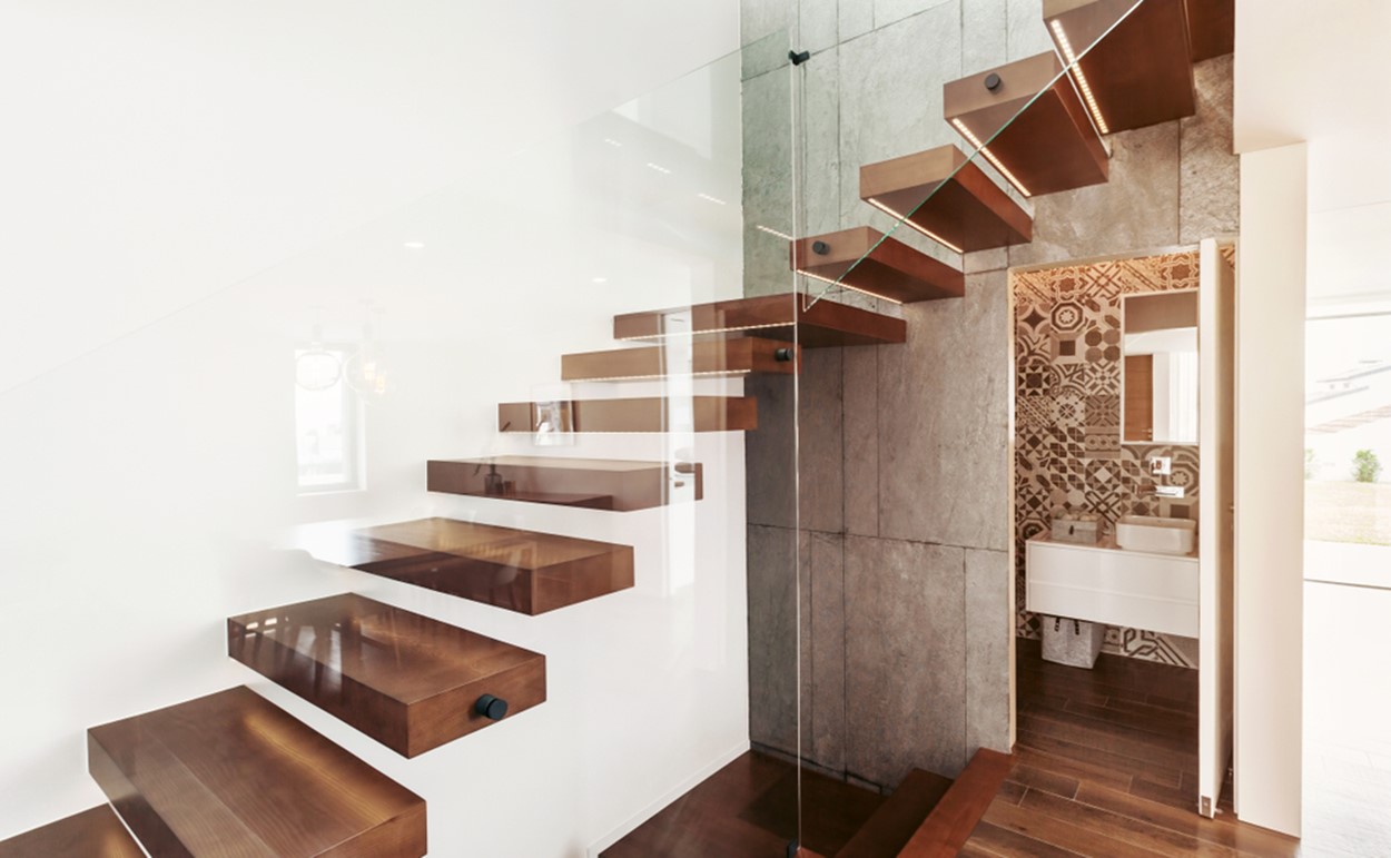 desain kamar mandi bawah tangga modern